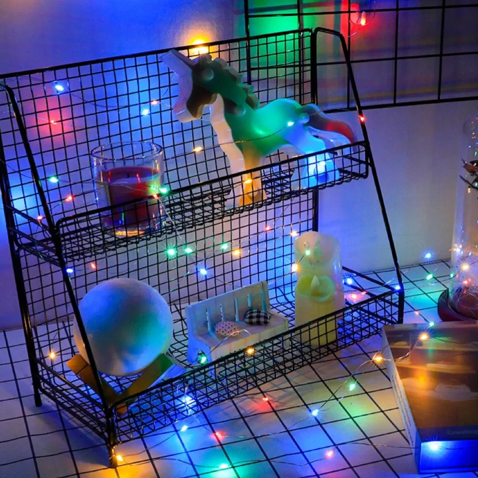 Guirlande lumineuse féerique à piles sur table décorée