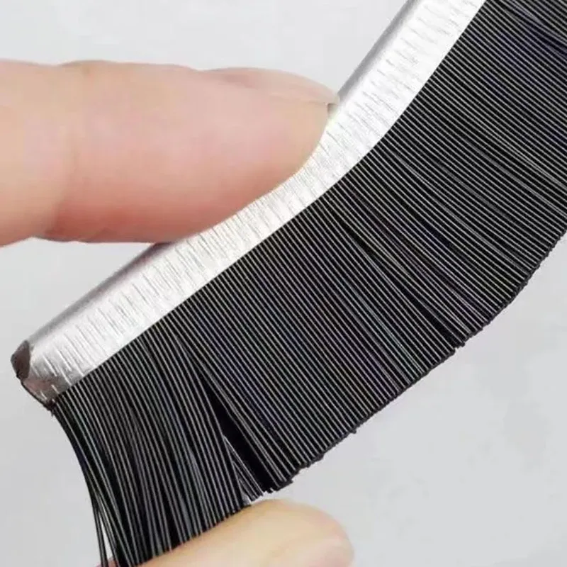 Ensemble de cinq brosses de nettoyage pour espaces restreints