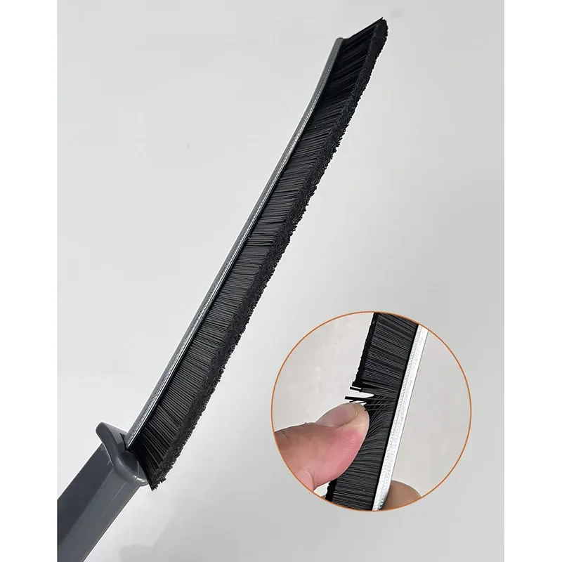 Détail des brosses à poils rigides