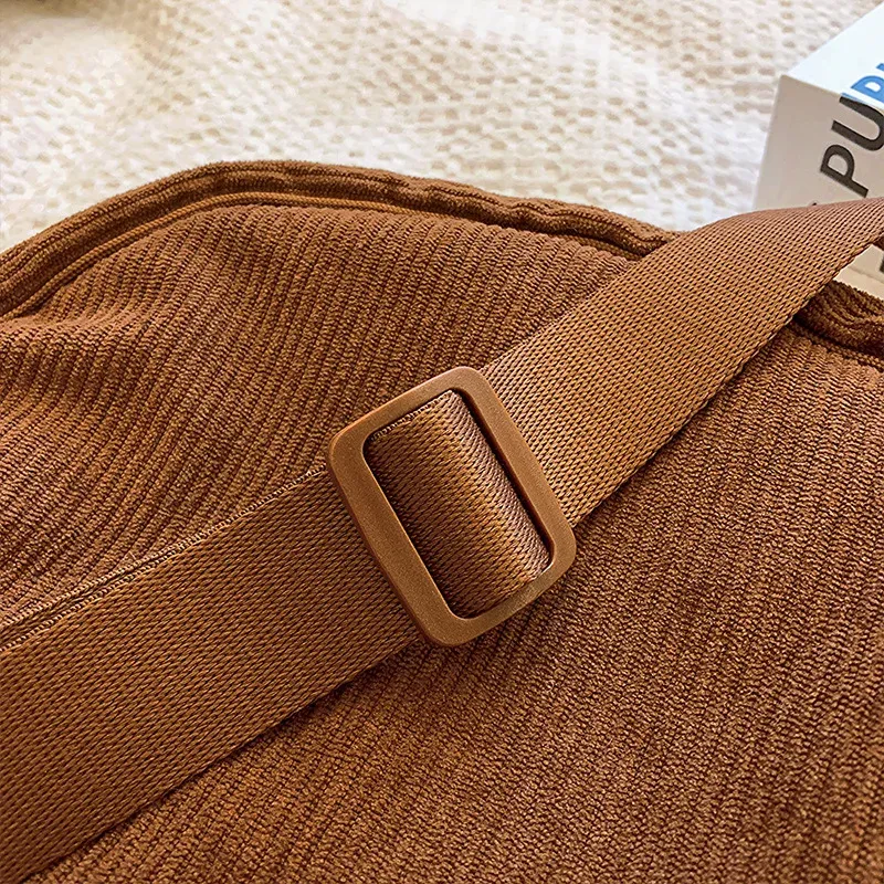 Sac Hobo en velours côtelé, gros plan