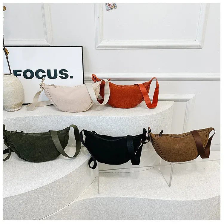 Sac Hobo en velours côtelé, ambiance lifestyle