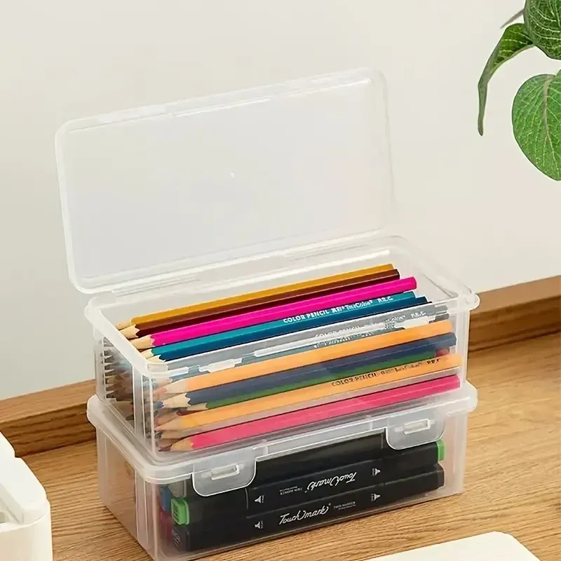 Boîtes de rangement transparentes dans un environnement de bureau