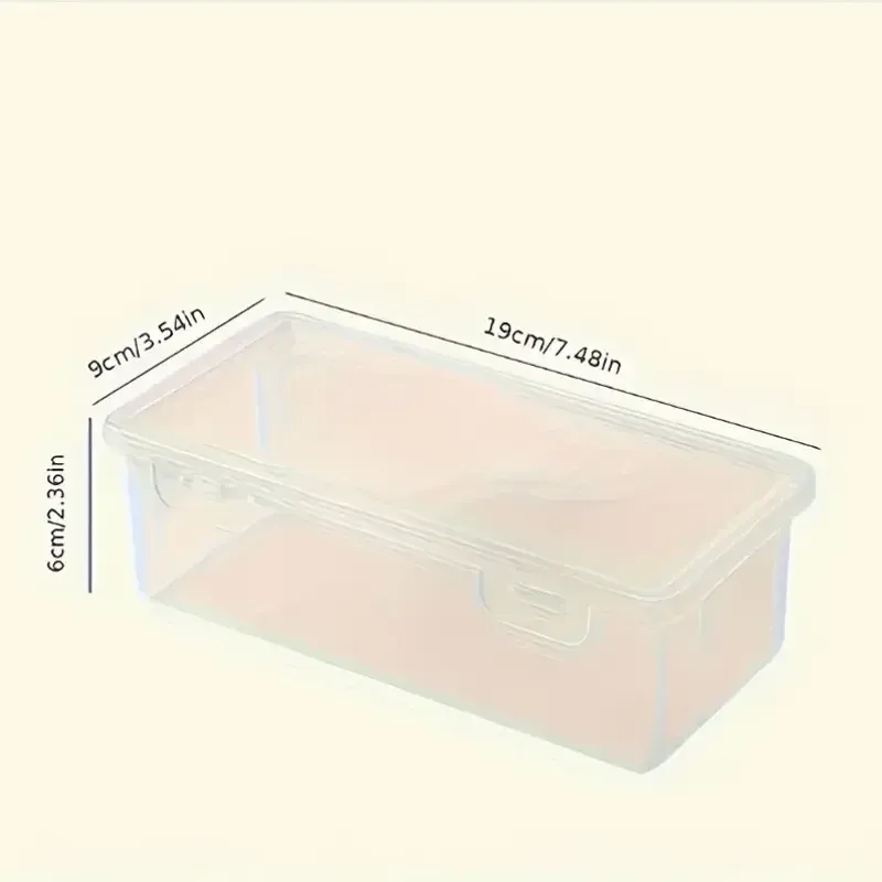 Boîtes de rangement avec couvercles sur un bureau