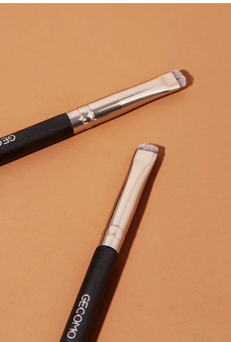 Brosse de maquillage pour la réparation du regard
