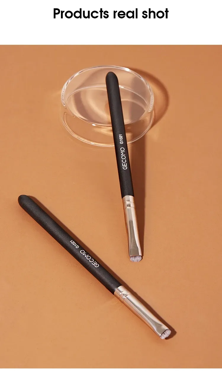 Brosse à eyeliner dans un décor élégant