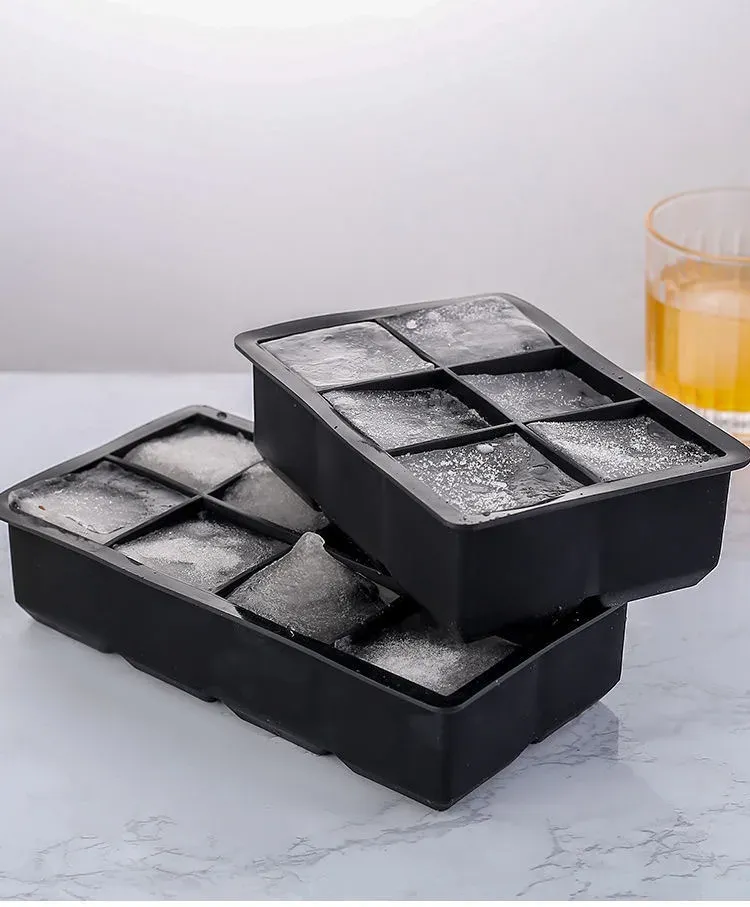 Glaçons démoulés sur une table élégante