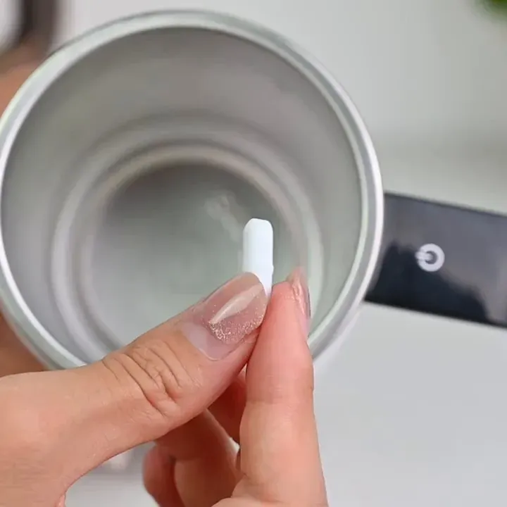 Agitateur intelligent pour tasse thermique