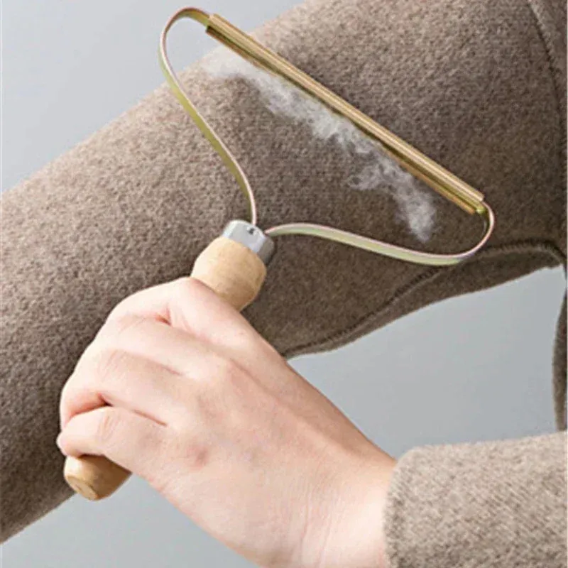 Brosse portable anti-peluches en situation d'utilisation