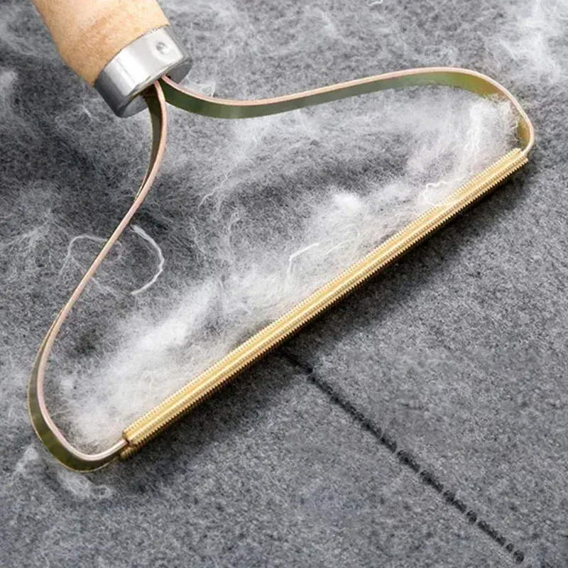 Entretien d'un tapis avec la brosse