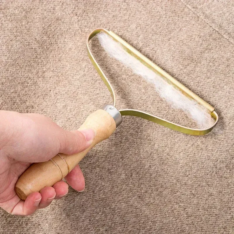 Nettoyage d'un pull avec la brosse anti-peluches