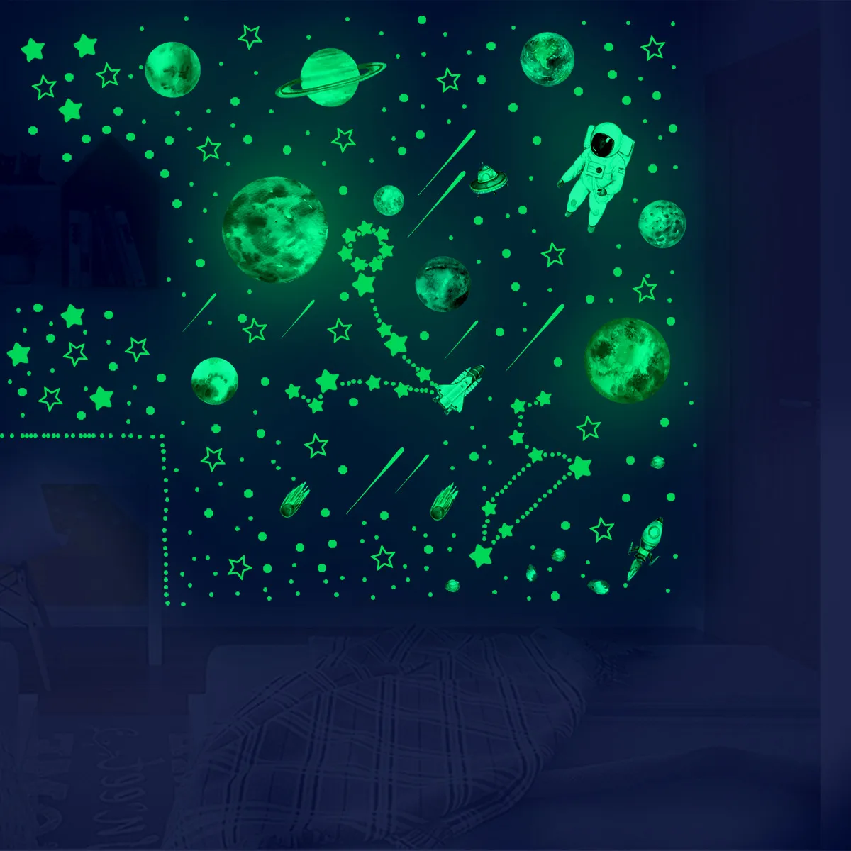 Motifs de vaisseau spatial et d'étoiles filantes sur un mur