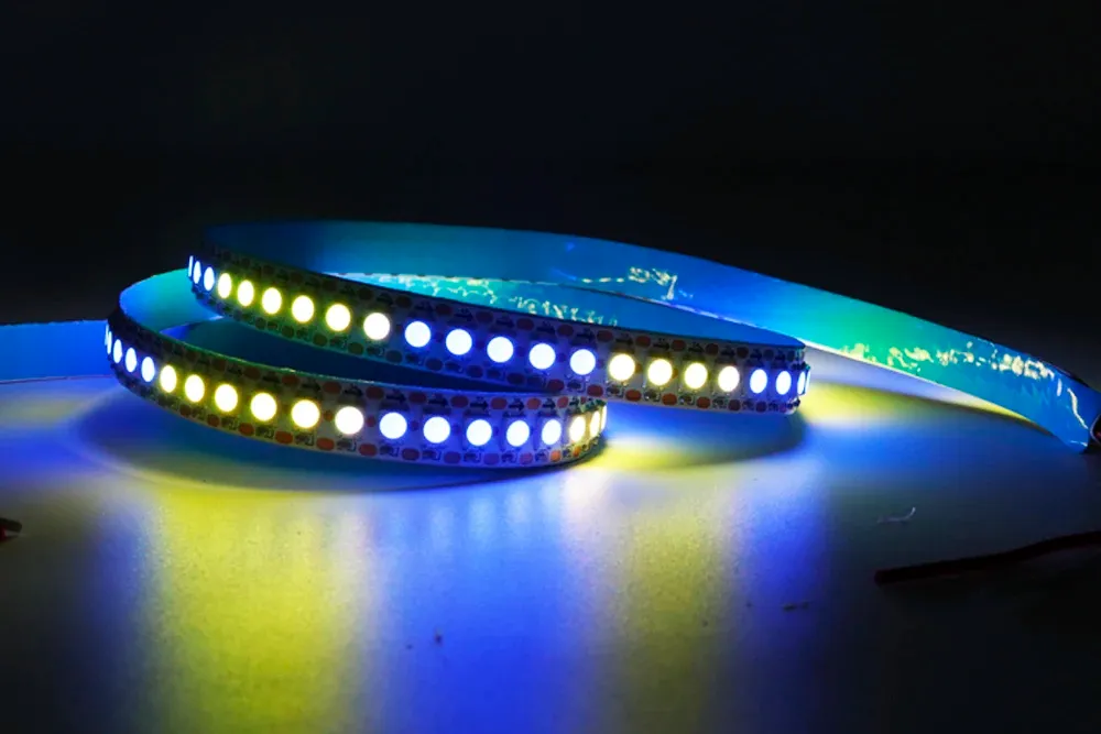 Bande LED éclairant un espace commercial