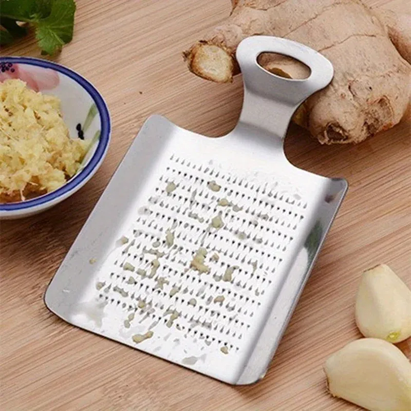 Râpe à ail et gingembre en utilisation en cuisine