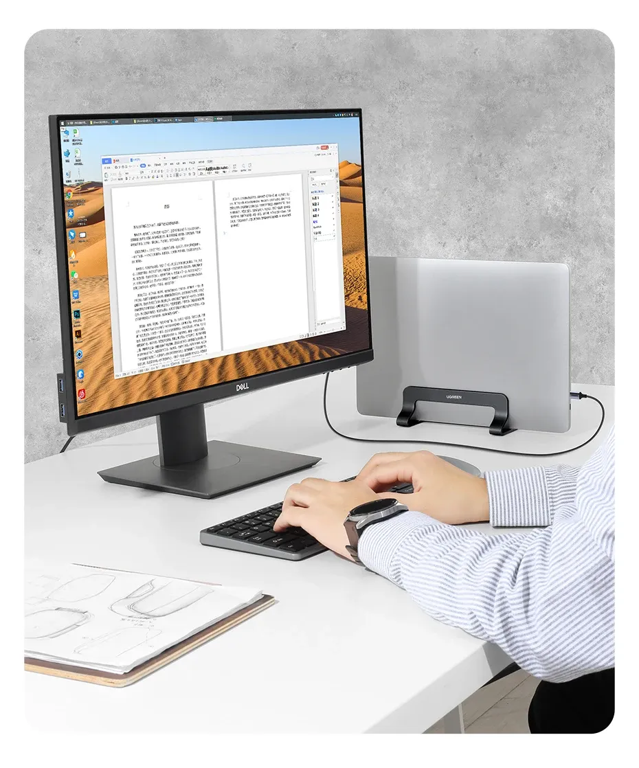 Ordinateur portable rangé à la verticale sur un bureau organisé