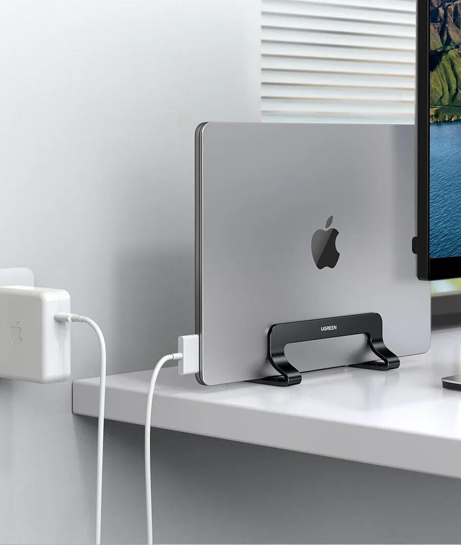Ordinateur portable tenu verticalement sur son support