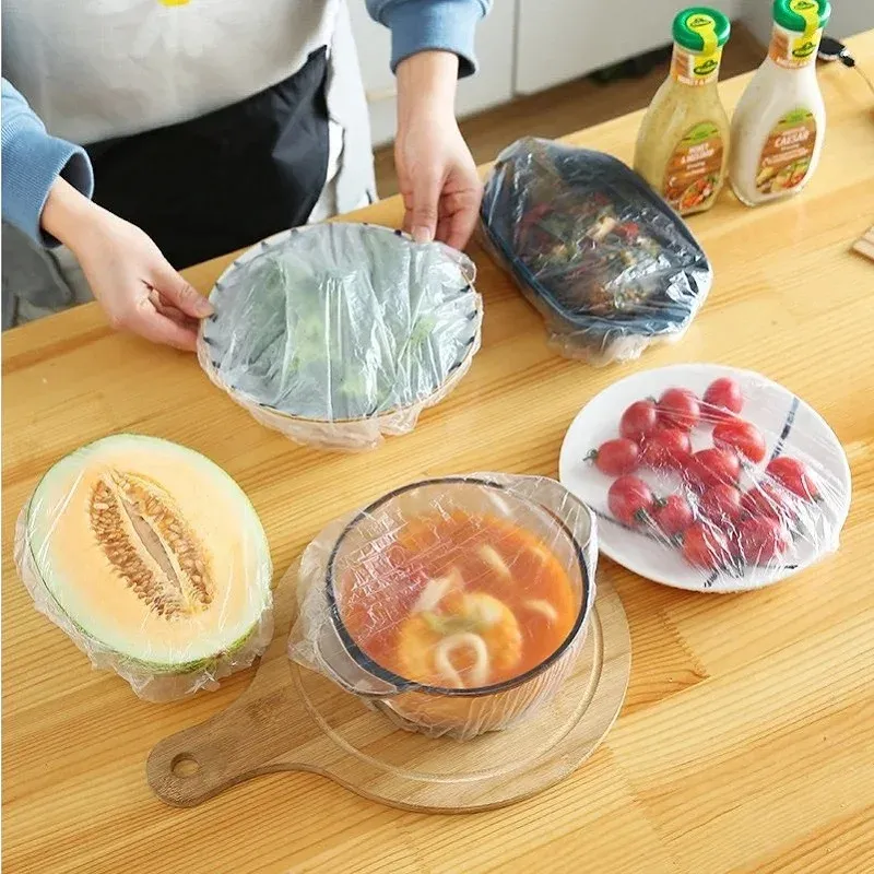 Couvercle alimentaire jetable en plastique sur un bol