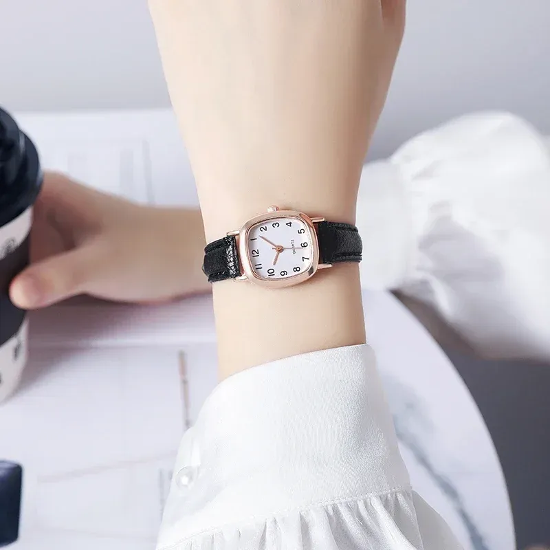 Montre minimaliste pour femme, ambiance lifestyle