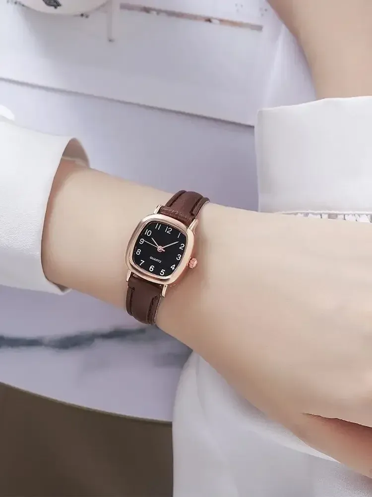 Montre minimaliste pour femme, vue de profil