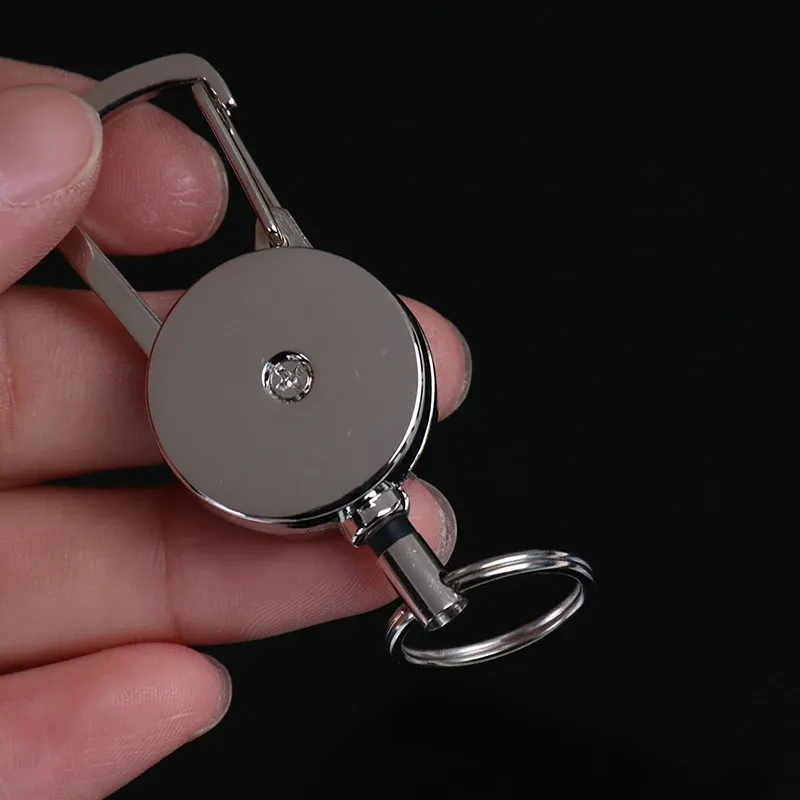 Porte-clés rétractable à pince mousqueton, vue de détail