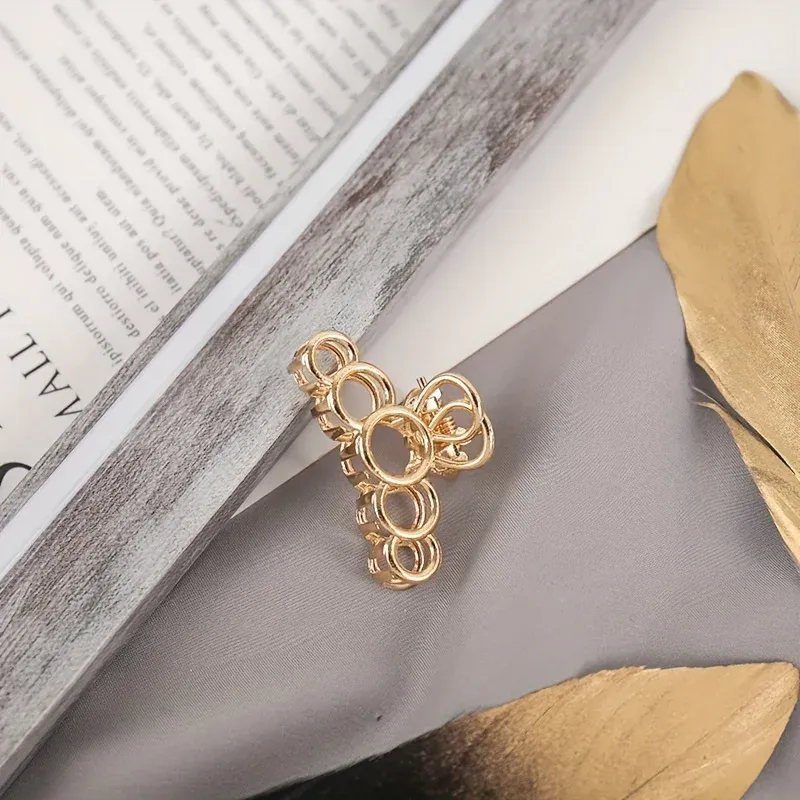 Barrette dorée portée avec un chignon