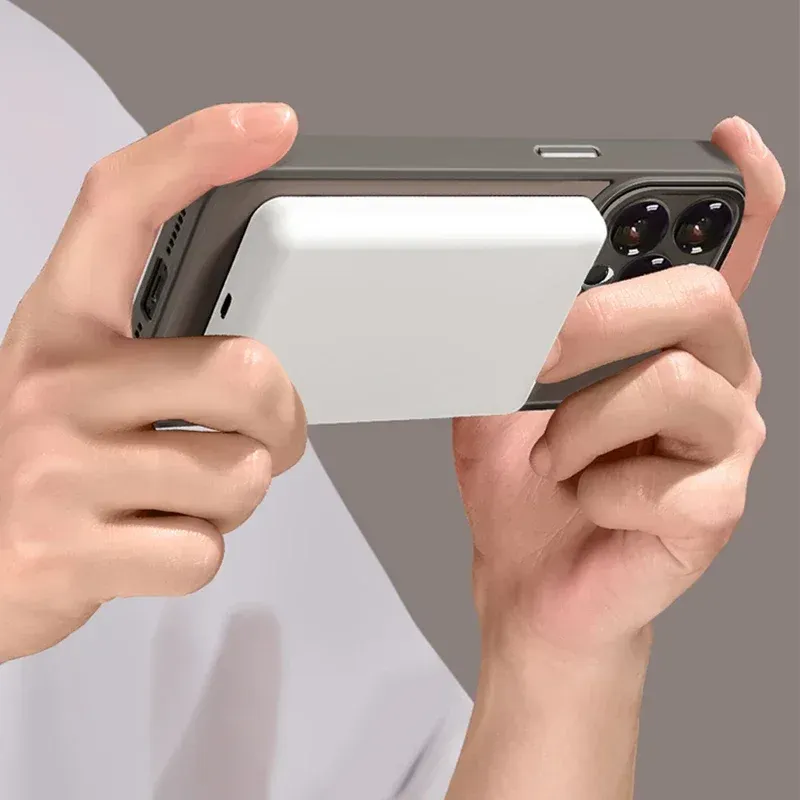 Coque magnétique translucide mate, mise en valeur de l'appareil
