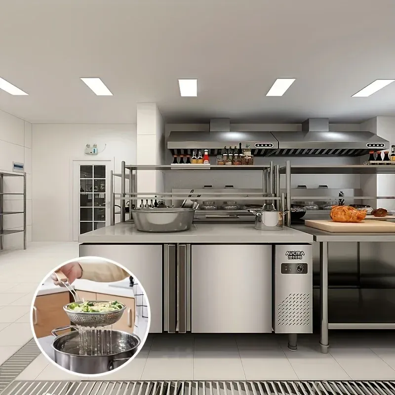 Passoire en acier inoxydable avec manche en bois en contexte lifestyle