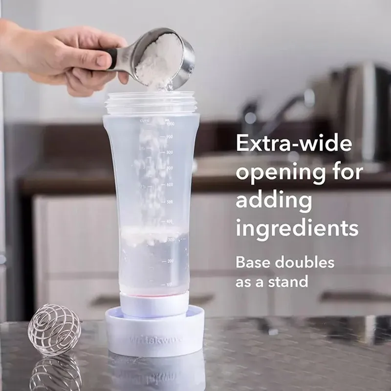 Décoration de pâtisseries avec la bouteille à pâte