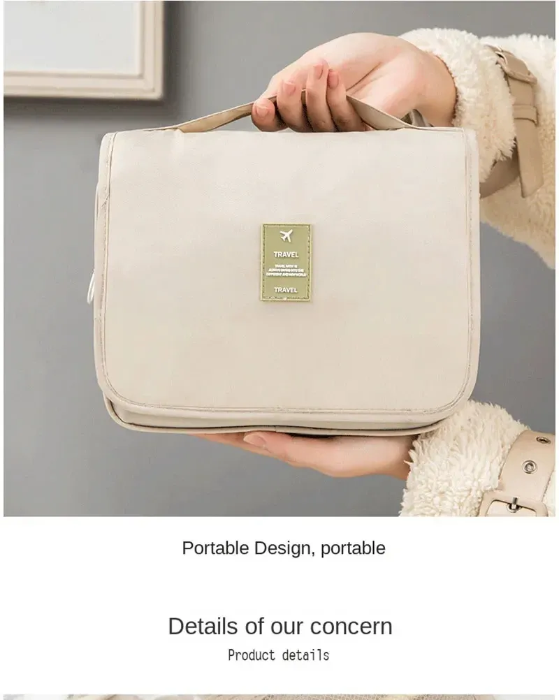 Sac de maquillage accroché dans une salle de bain