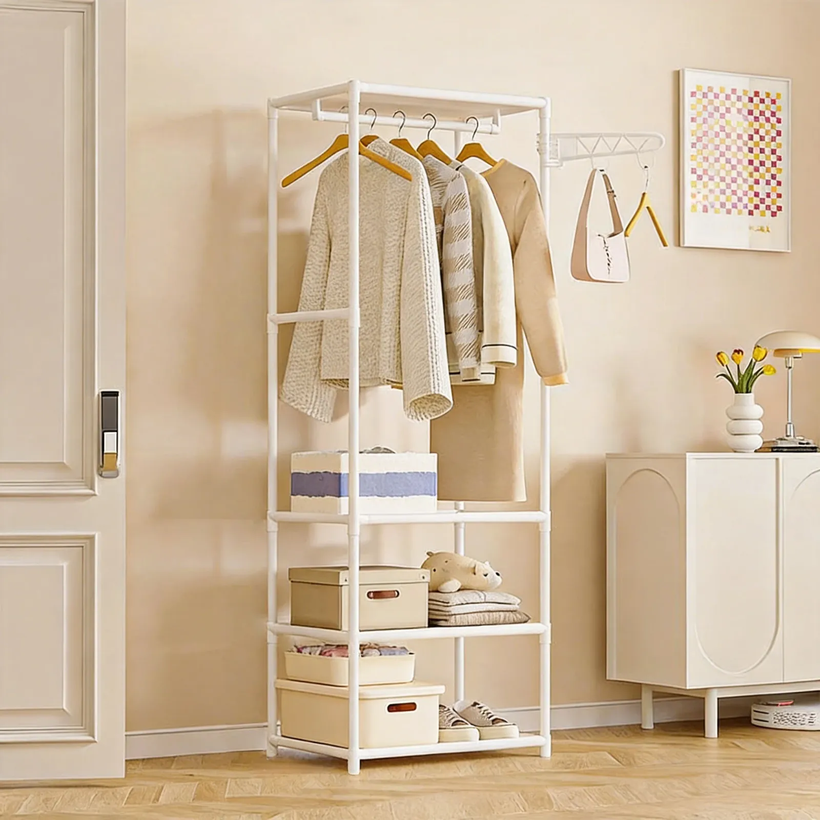 Porte-manteau dans un couloir