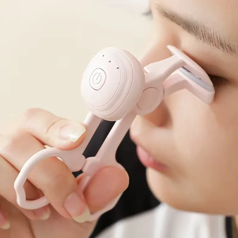 Recourbe-cils électrique rechargeable en situation