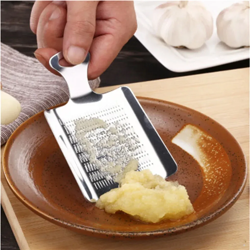 Broyeur d'ail en utilisation en cuisine
