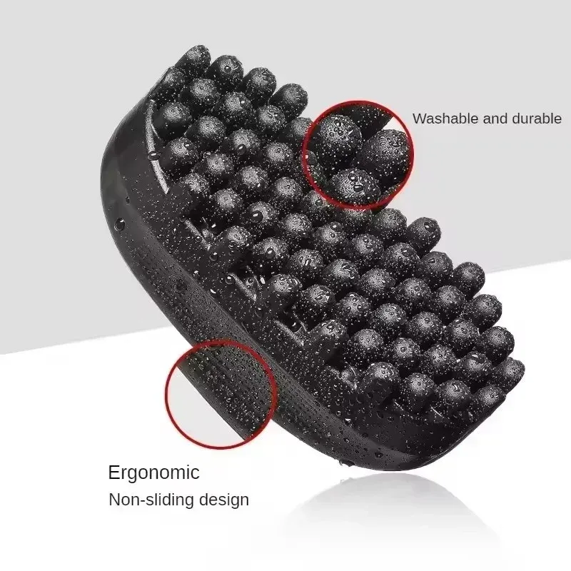 Détail de la brosse éponge torsadée sur cheveux bouclés