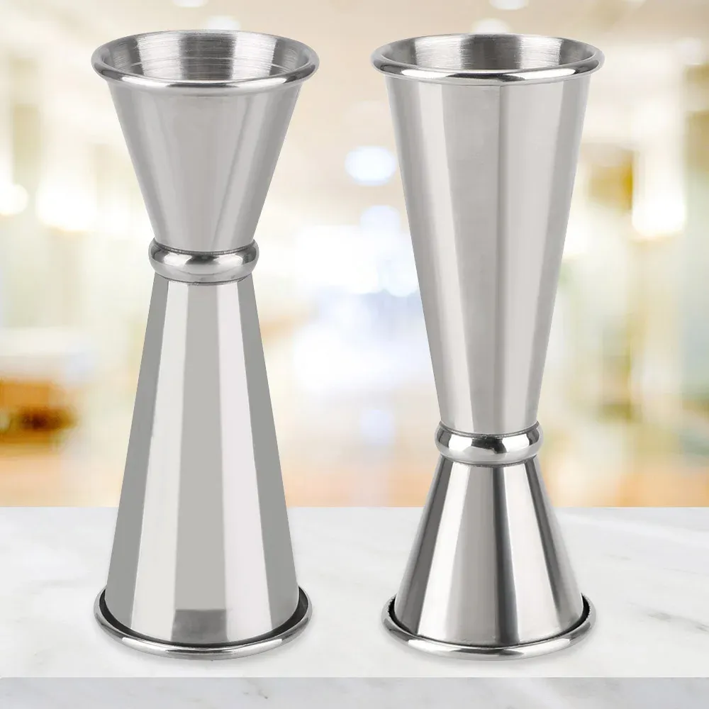 Tasse à mesurer en acier inoxydable, vue de profil