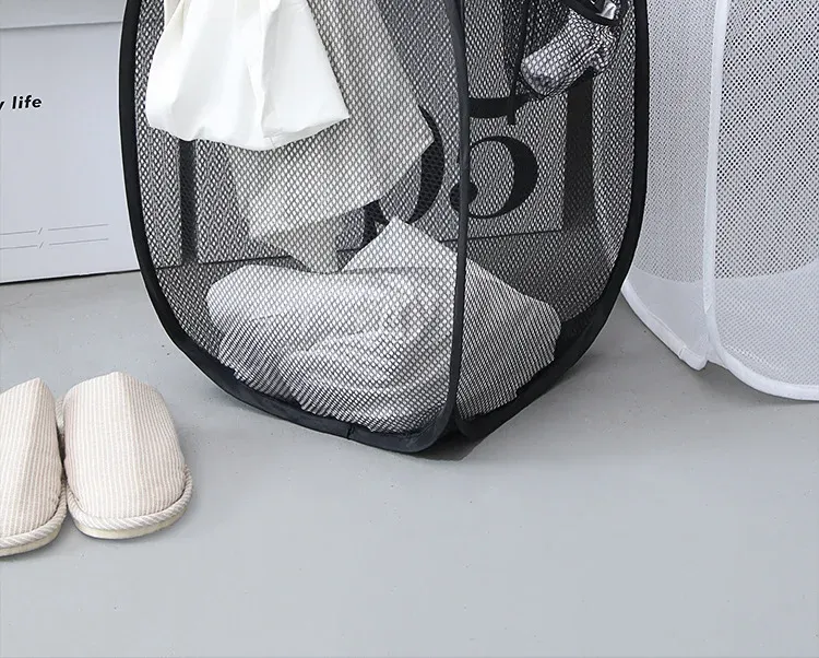 Panier de rangement mural en maille, ambiance salle de bain