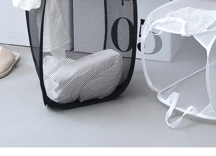 Panier de rangement en maille dans une salle de bain