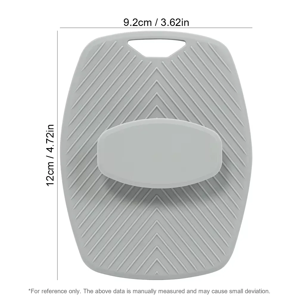 Brosse exfoliante en silicone dans un cadre de salle de bain lumineux