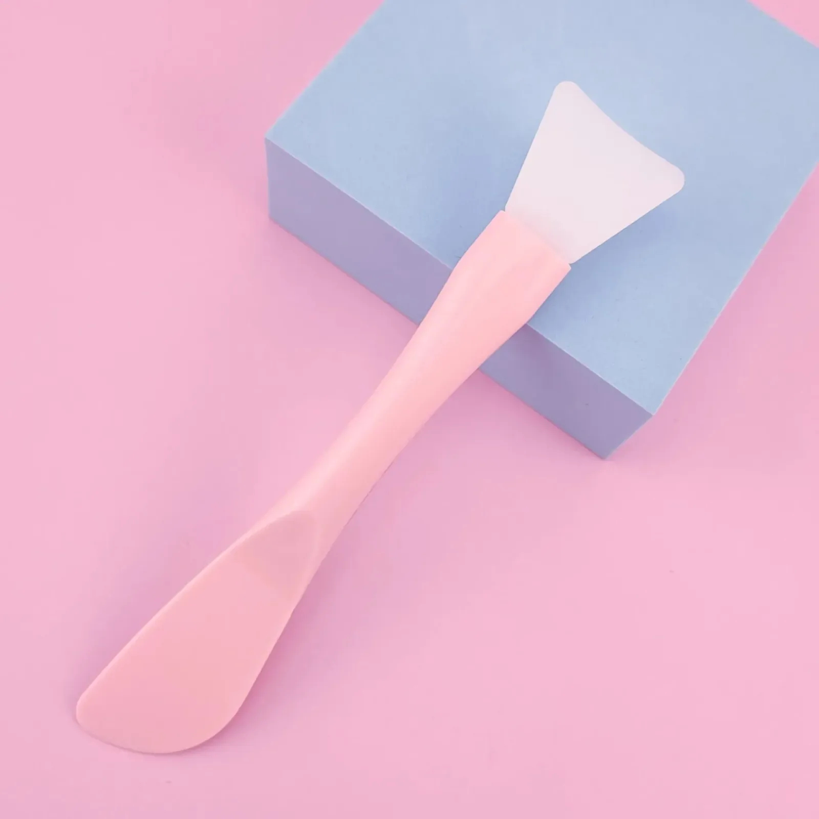 Application d'un masque facial avec le pinceau