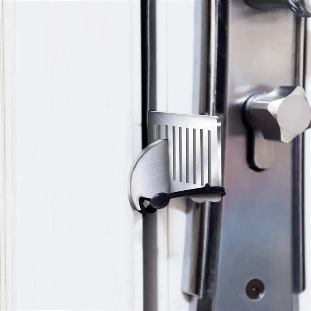 Bloque-porte installé sur une porte