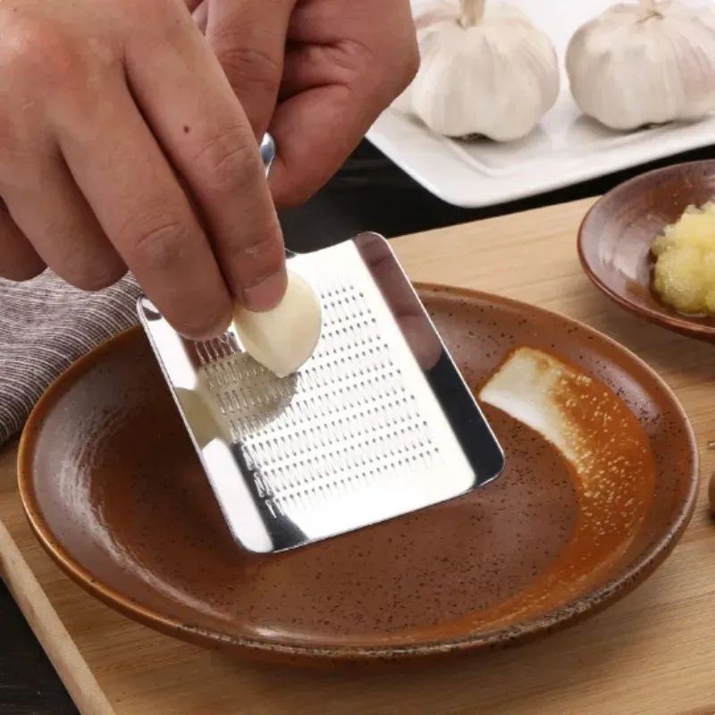 Râpe wasabi en utilisation en cuisine