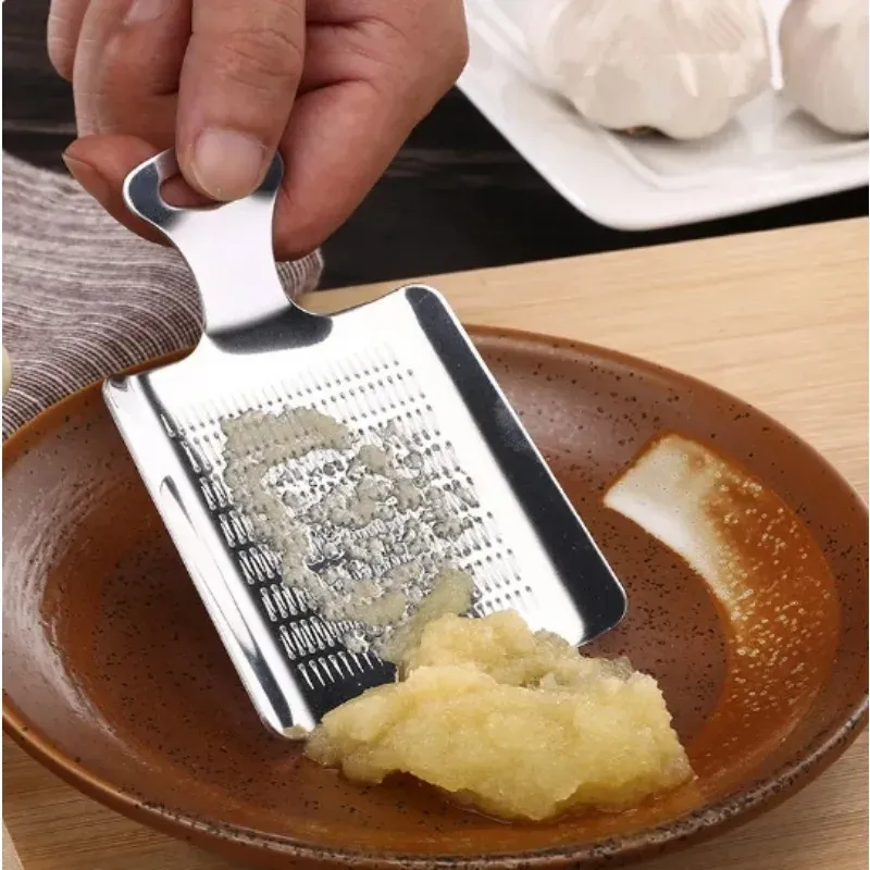 Râpe wasabi en acier inoxydable, vue de profil