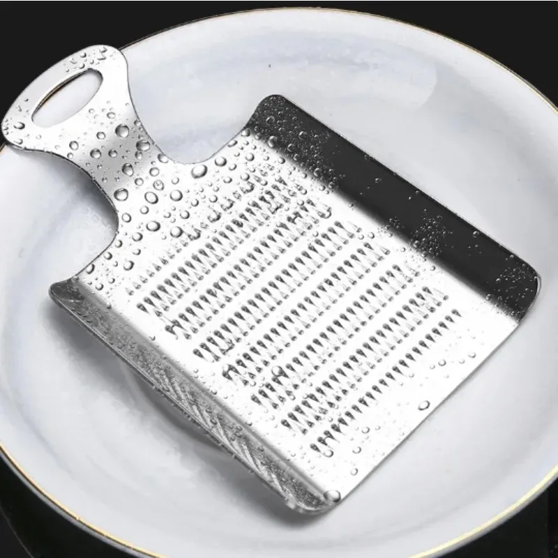 Détail de la râpe wasabi en acier inoxydable