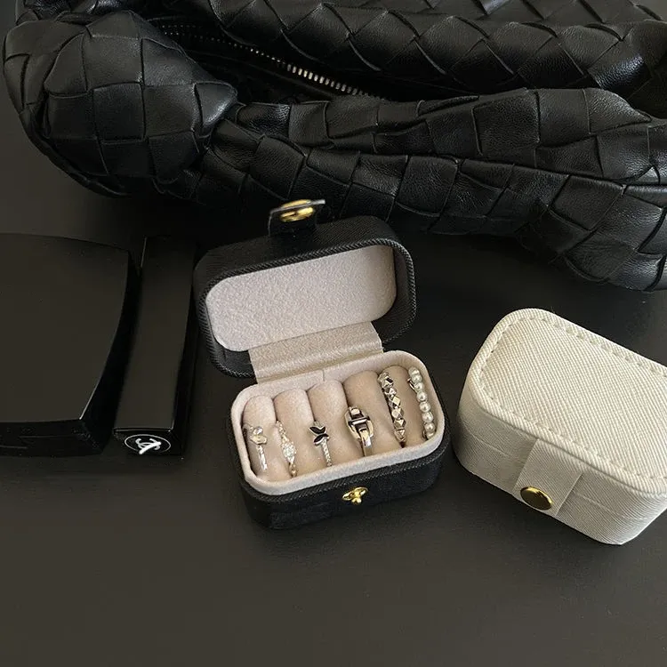 Mini pochette de rangement portable en cuir pour bijoux : bagues, colliers et boucles d'oreilles 4