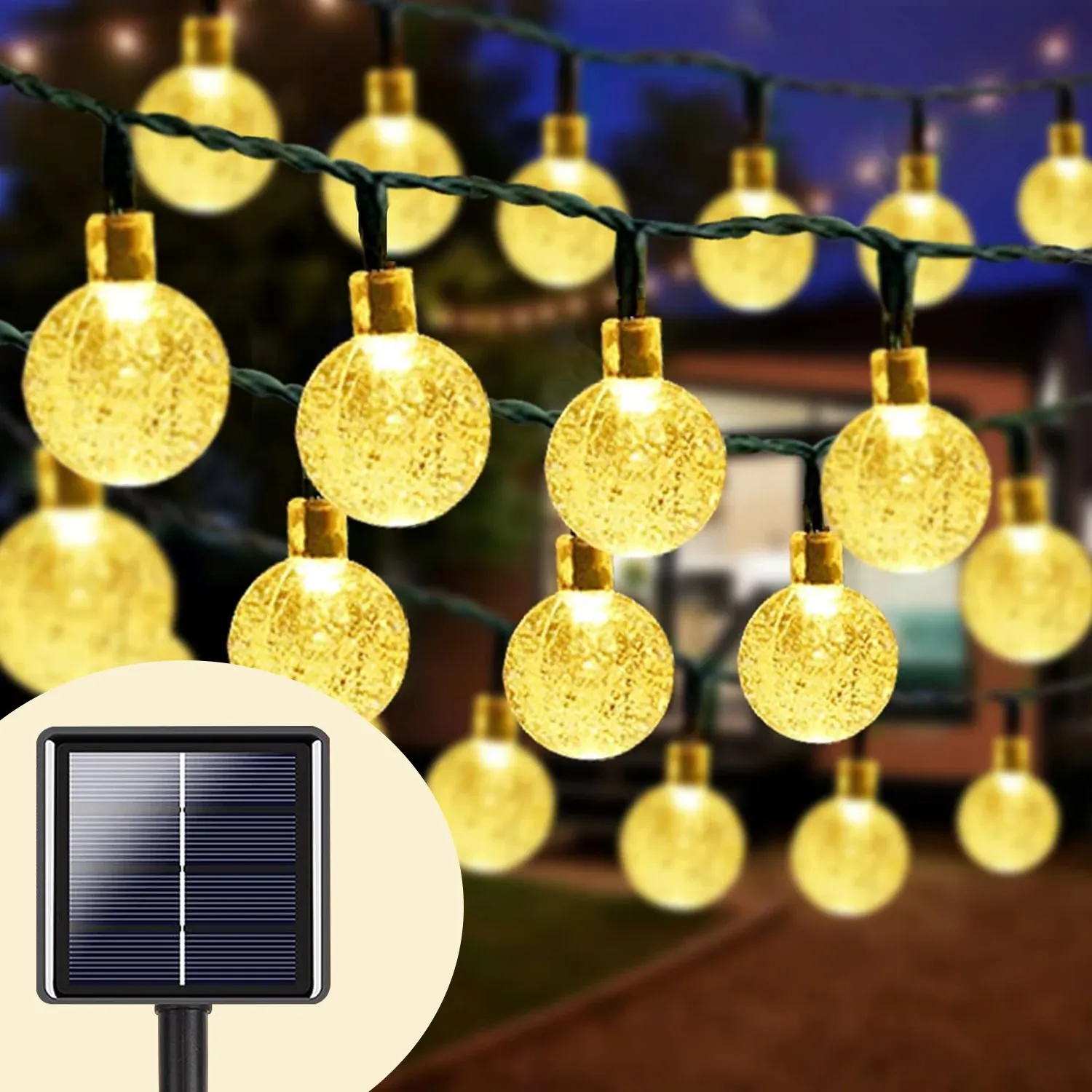 Boule de cristal solaire et guirlande féerique illuminée dans un jardin