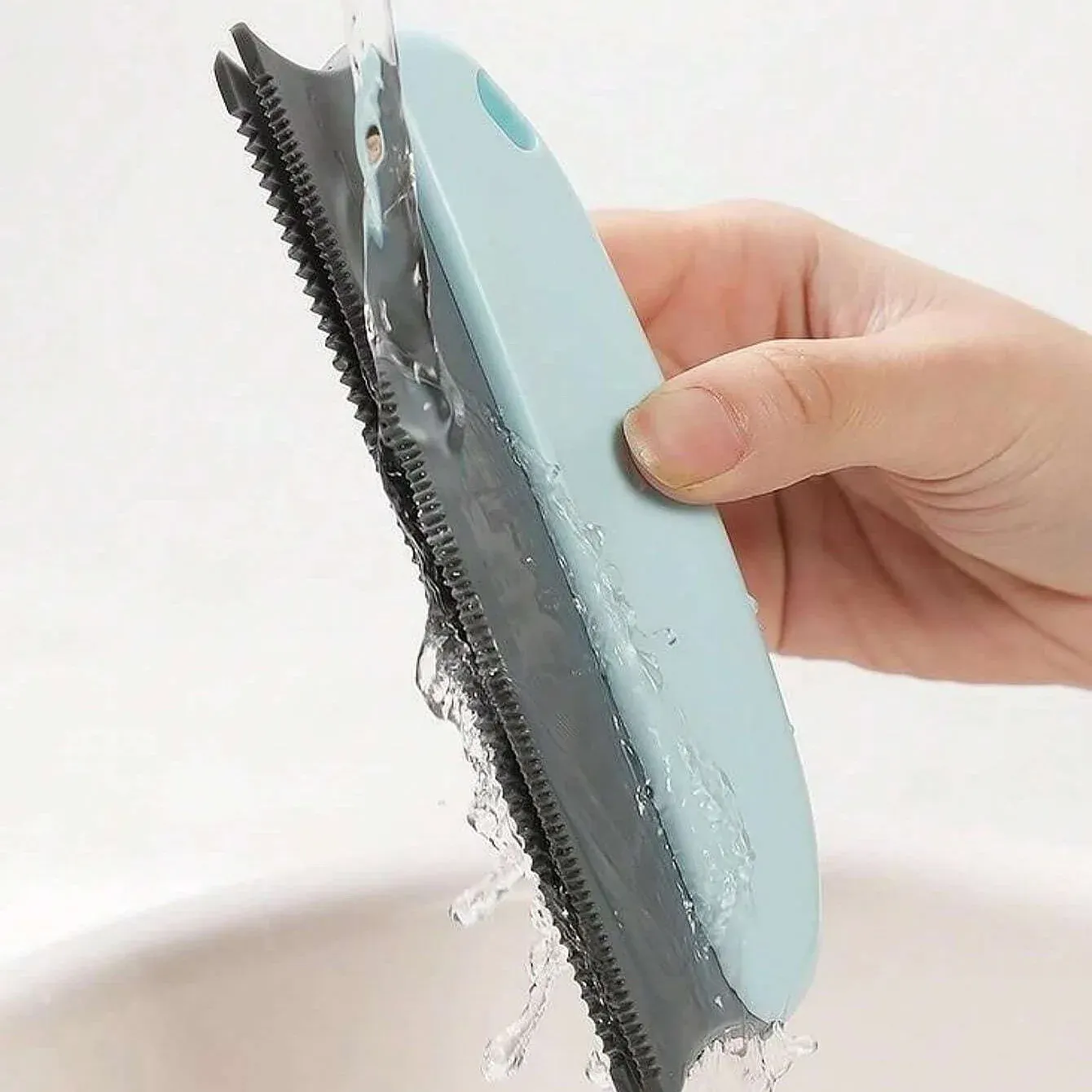 Brosse épilatrice pour animaux de compagnie en contexte domestique