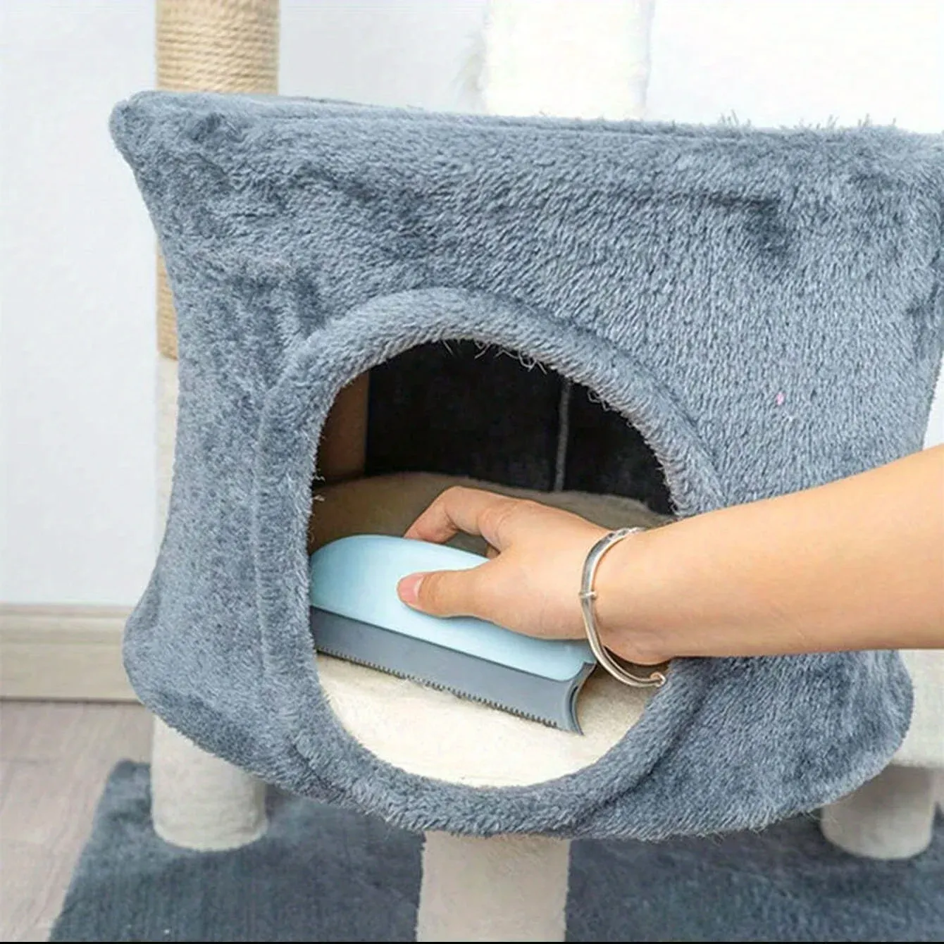 Utilisation de la brosse épilatrice sur le pelage d'un animal