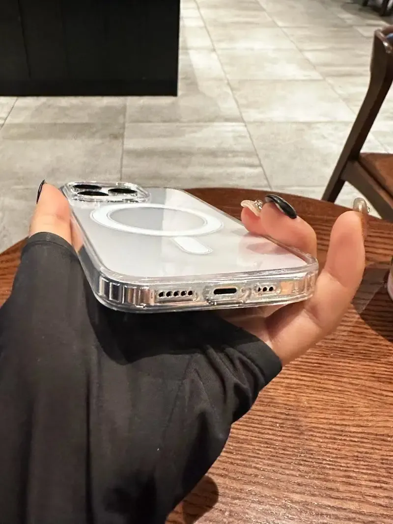 Coque transparente MagSafe en détail