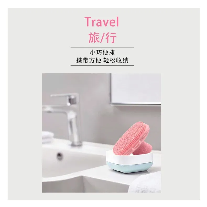Routine de nettoyage du visage avec la brosse
