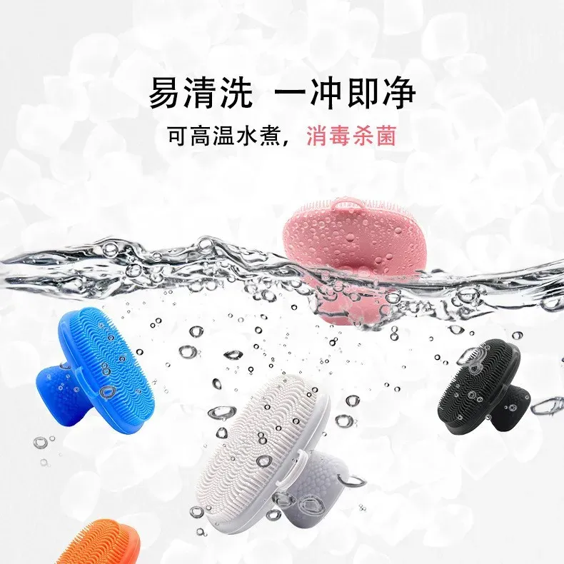 Brosse nettoyante visage en silicone en utilisation