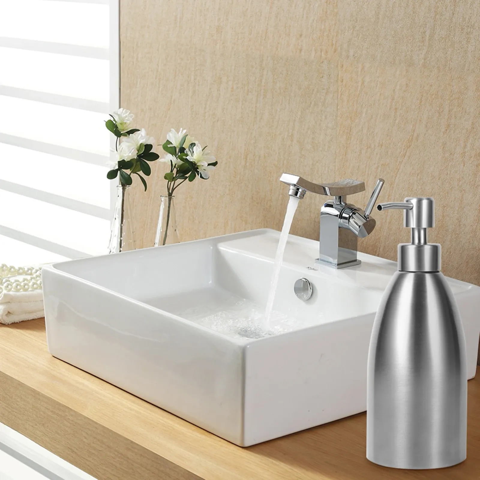Distributeur de savon en acier inoxydable, en situation