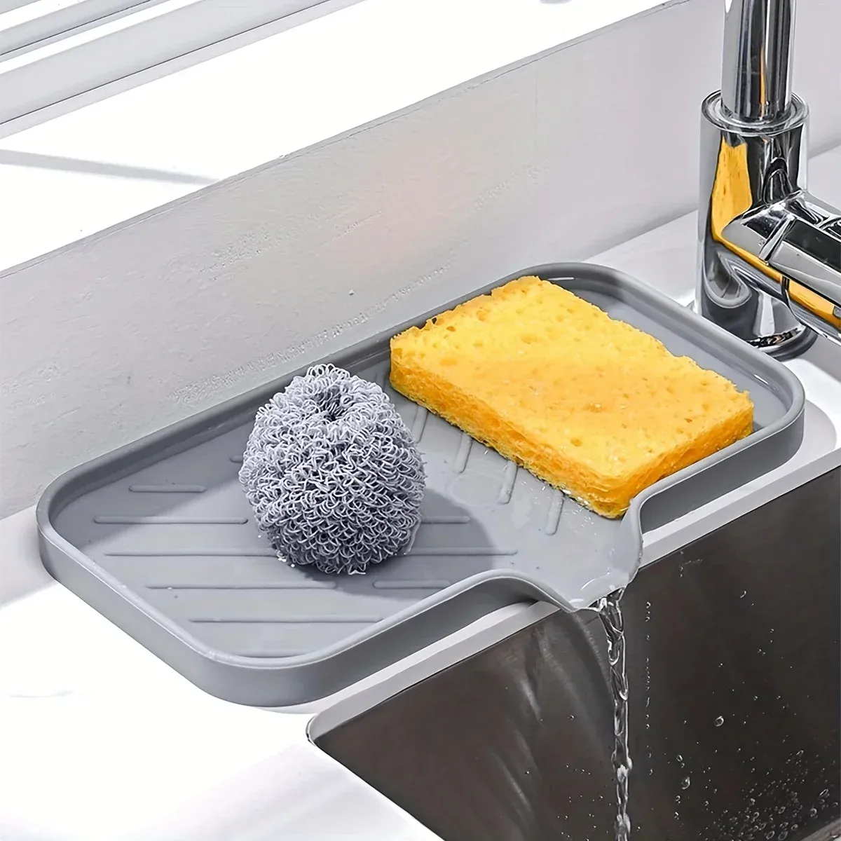 Plateau d'évier en silicone avec vidange et rangement pour éponge, savon et brosse